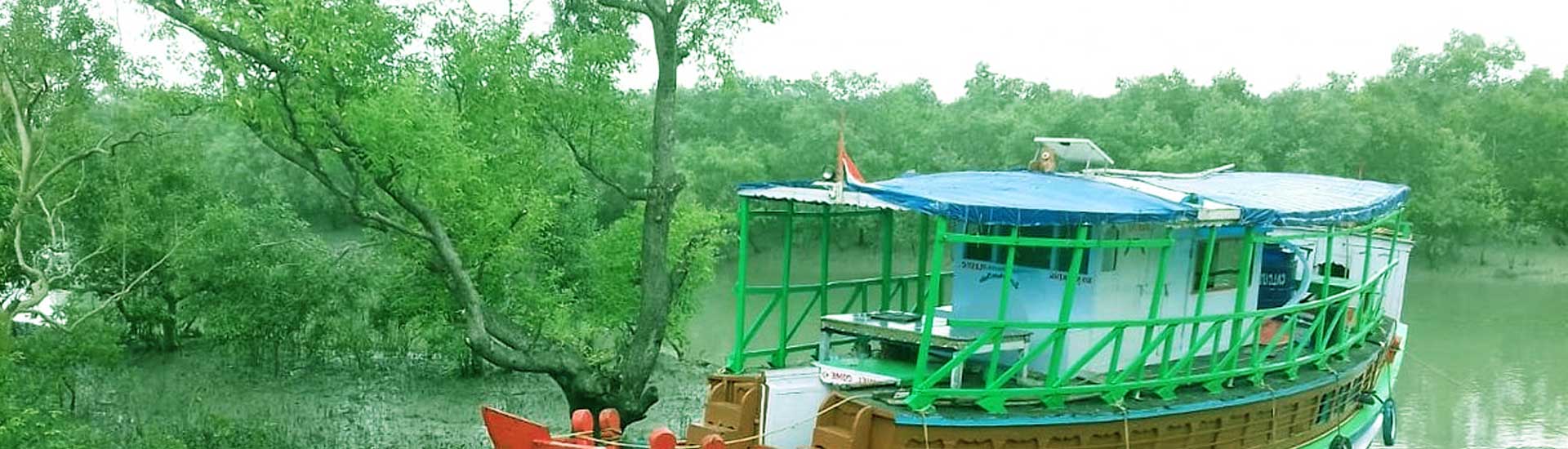 Why tour is incomplete without a houseboat ride?